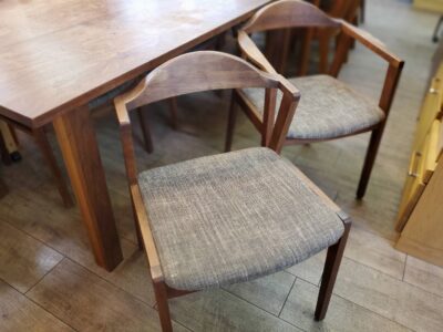 SiKI　シキファニチア　シキファニチャー　ダイニング5点セット　ダイニングセット　食卓テーブル　食卓セット　4人用　4人掛け　プレーン　アームチェア　セミアームチェア　ハーフアーム　オイル仕上げ　無垢材　ウォールナット　ウォルナット　無垢材ダイニング　リサイクル　最良市場　天白区　名東区　昭和区　千種区　瑞穂区　緑区　日進市　豊明市　東郷町　買取　出張買取　高価買取　販売　お値打ち　特価　1点物　1点モノ　早い者勝ち　おすすめ　おしゃれ　中古品