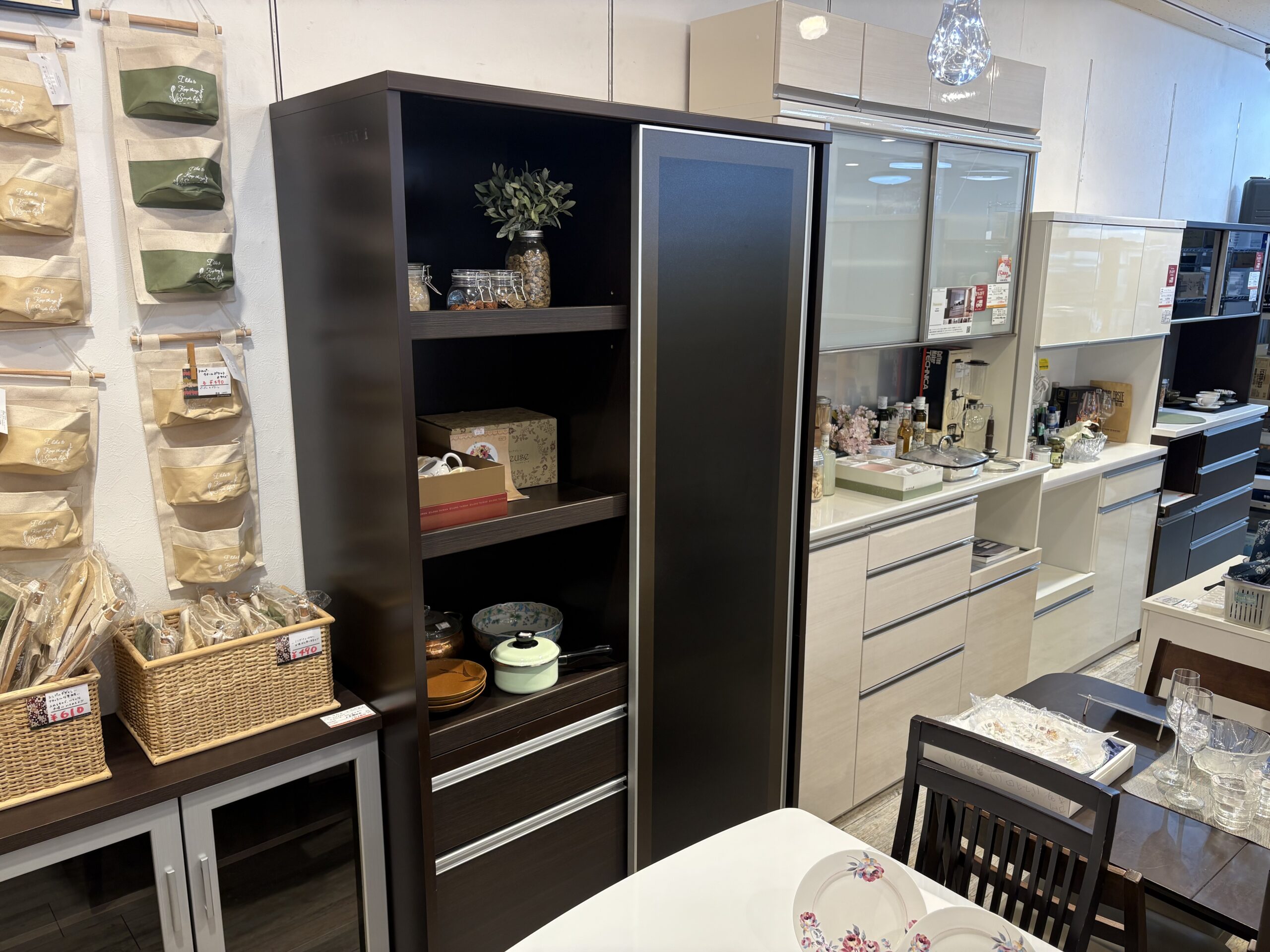 【リサイクル市場エコ伊川谷】松田家具 レンジボード キッチンボード スモークレンジ モイス加工 スライドテーブル 【取りに来られる方限定】【軽バン貸出1時間無料】 中古品】松田家具 スライドレンジボード ダークブラウン モイス付き