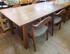 SiKI　シキファニチア　シキファニチャー　ダイニング5点セット　ダイニングセット　食卓テーブル　食卓セット　4人用　4人掛け　プレーン　アームチェア　セミアームチェア　ハーフアーム　オイル仕上げ　無垢材　ウォールナット　ウォルナット　無垢材ダイニング　リサイクルショップ　再良市場　天白　名東　昭和　千種　瑞穂　緑　日進　豊明　東郷　おススメ　オススメ お洒落　オシャレ　中古