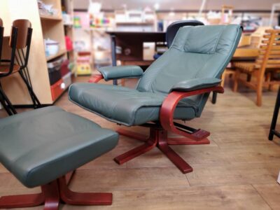 KEBE ケベ社 TILLY ティリー リクライニングチェア オットマン付き フランスベッド取扱い Francebed取り扱い 総革張り 革張り レザー グリーン パーソナルチェア 足置き付き コンパクト 軽量 モダン ビンテージ風 アンティーク調 古民家風 レトロ リサイクル 最良市場 天白区 名東区 昭和区 千種区 瑞穂区 緑区 日進市 豊明市 東郷町 買取 出張買取 高価買取 販売 お値打ち 特価 1点物 1点モノ 早い者勝ち おすすめ おしゃれ 中古品