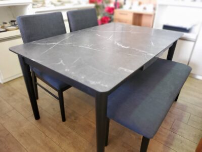アウトレット品　アウトレット　ダイニング4点セット　ベンチダイニングセット　4人掛け　4人用　ダイニングセット　食卓セット　食卓テーブルセット　メラミン天板　ブラック系　ファブリック　ダイニングチェア　ベンチ　ベンチタイプ　　石目調　大理石調　モダン　スタイリッシュ　リサイクルショップ　再良市場　天白　名東　昭和　千種　瑞穂　緑　日進　豊明　東郷　おススメ　オススメ お洒落　オシャレ　美品　