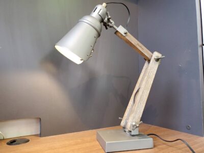 DULTON　ダルトン　デスクライト　デスクランプ　テーブルランプ　テーブルライト　スタンドライト　照明　　テーブルスタンド　卓上ライト　アンティーク調　ヴィンテージ風　bんてーじ風　ダメージ加工　メンズライク　インダストリアル　男前　カフェ風　木製アーム　リサイクルショップ　再良市場　天白　名東　昭和　千種　瑞穂　緑　日進　豊明　東郷　おススメ　オススメ お洒落　オシャレ　中古　美品