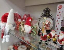 クリスマス雑貨　Xmas　Christmas　雑貨　カワイイ　可愛い　　足ブラサンタ　スノードーム　自動　オルゴール付き　ライト付き　バブルLEDライト　マグ　マグカップ　スポーツサンタ　置き物　インテリア　飾り　ブランチツリー　ガーランド　リサイクルショップ　再良市場　天白　名東　昭和　千種　瑞穂　緑　日進　豊明　東郷　おススメ　オススメ お洒落　オシャレ