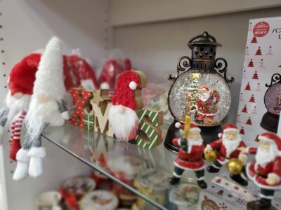 クリスマス雑貨　Xmas　Christmas　雑貨　カワイイ　可愛い　　足ブラサンタ　スノードーム　自動　オルゴール付き　ライト付き　バブルLEDライト　マグ　マグカップ　スポーツサンタ　置き物　インテリア　飾り　ブランチツリー　ガーランド　リサイクルショップ　再良市場　天白　名東　昭和　千種　瑞穂　緑　日進　豊明　東郷　おススメ　オススメ お洒落　オシャレ
