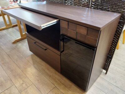 GART ガルト COLK コルク コルクシリーズ キッチンカウンター レンジ台 キッチン収納 食器棚 日本製 大川家具 モダン 木目 作業台付き スライドトレー付き ブラックガラス アルダー材 格子デザイン 天然木 インダストリアル メンズライク 男前 カフェ風 リサイクル 最良市場 天白区 名東区 昭和区 千種区 瑞穂区 緑区 日進市 豊明市 東郷町 買取 出張買取 高価買取 販売 お値打ち 特価 1点物 1点モノ 早い者勝ち おすすめ おしゃれ 中古品