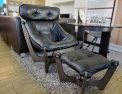 galaxy　ギャラクシー　ルナ　ハイバック　ルナチェア　オットマン付き　足置き付き　ブラックレザー　革張り　　レザー張り　グレーアッシュ　ウッド　デザイナーズチェア　デザインチェア　モダン　コンテンポラリー　レトロ　和モダン　古民家風　北欧　インダストリアル　男前　メンズライク　リサイクルショップ　再良市場　天白　名東　昭和　千種　瑞穂　緑　日進　豊明　東郷　おススメ　オススメ お洒落　オシャレ　中古　美品