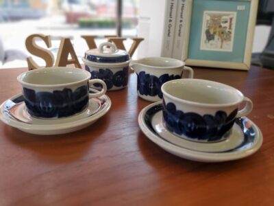 ARABIA Arabia アラビア Anemone アネモネ 青色 ブルー ヴィンテージ カップ&ソーサー クリーマー ミルクポット シュガーボウル シュガーポット 万ハンドメイド 手描き 手書き ハンドペイント UllaProcope ウラ・プロコッペ 花瓶 花器 フラワベース 小物入れ インテリア リサイクルショップ 再良市場 天白 名東 昭和 千種 瑞穂 緑 日進 豊明 東郷 おススメ オススメ お洒落 オシャレ 中古