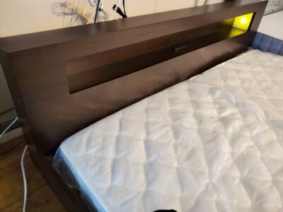 クイーンサイズベッド　クイーンベッド　Qサイズ　ベッド　ローベッド　ロータイプ　フロアベッド　宮付き　棚付き　コンセント付き　照明付　ライト付き　新品マットレス　未使用マットレス　ボンネルコイルマットレス　落とし込み方式　木目模様　ウォールナット　ウォルナットカラー　ダークブラウン　モダン　片面仕様　リサイクル　最良市場　天白区　名東区　昭和区　千種区　瑞穂区　緑区　日進市　豊明市　東郷町　買取　出張買取　高価買取　販売　お値打ち　特価　1点物　1点モノ　早い者勝ち　おすすめ　おしゃれ　中古品　中古美品　キレイ