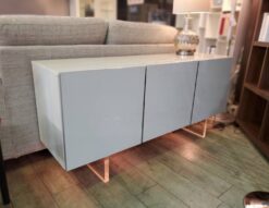 サイドボード　キャビネット　リビング収納　リビングボード　大容量収納　収納棚　ホワイトカラー　ホワイト系　白鏡面　モダン　スタイリッシュ　アクリル脚　クリアレッグ　　照明付　脚元照明　リサイクルショップ　再良市場　天白　名東　昭和　千種　瑞穂　緑　日進　豊明　東郷　おススメ　オススメ お洒落　オシャレ　中古