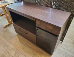 GART　ガルト　COLK　コルク　コルクシリーズ　キッチンカウンター　レンジ台　キッチン収納　食器棚　日本製　大川家具　モダン　木目　作業台付き　スライドトレー付き　ブラックガラス　アルダー材　格子デザイン　天然木　インダストリアル　メンズライク　男前　カフェ風　リサイクルショップ　再良市場　天白　名東　昭和　千種　瑞穂　緑　日進　豊明　東郷　おススメ　オススメ お洒落　オシャレ　中古