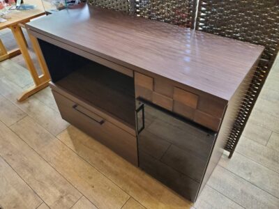 GART ガルト COLK コルク コルクシリーズ キッチンカウンター レンジ台 キッチン収納 食器棚 日本製 大川家具 モダン 木目 作業台付き スライドトレー付き ブラックガラス アルダー材 格子デザイン 天然木 インダストリアル メンズライク 男前 カフェ風 リサイクルショップ 再良市場 天白 名東 昭和 千種 瑞穂 緑 日進 豊明 東郷 おススメ オススメ お洒落 オシャレ 中古
