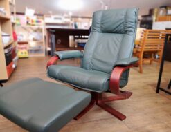 KEBE　ケベ社　TILLY　ティリー　リクライニングチェア　オットマン付き　フランスベッド取扱い　Francebed取り扱い　総革張り　革張り　レザー　グリーン　パーソナルチェア　足置き付き　コンパクト　軽量　モダン　　ビンテージ風　アンティーク調　古民家風　レトロ　リサイクルショップ　再良市場　天白　名東　昭和　千種　瑞穂　緑　日進　豊明　東郷　おススメ　オススメ お洒落　オシャレ　中古