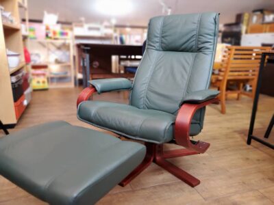 KEBE ケベ社 TILLY ティリー リクライニングチェア オットマン付き フランスベッド取扱い Francebed取り扱い 総革張り 革張り レザー グリーン パーソナルチェア 足置き付き コンパクト 軽量 モダン ビンテージ風 アンティーク調 古民家風 レトロ リサイクルショップ 再良市場 天白 名東 昭和 千種 瑞穂 緑 日進 豊明 東郷 おススメ オススメ お洒落 オシャレ 中古