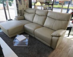 本革張り　電動リクライニングソファ　電動ソファ　電動カウチソファ　3シーター　3人掛け　ソファ　本革　合皮　ベージュ　SUBハブ　USBポート　リクライニングソファ　電動リクライニングカウチソファ　右カウチ　モダン　シンプル　