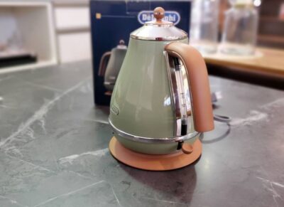 未使用品 未使用 De'Longhi デロンギ 電気ケトル ケトル icona アイコナ ヴィンテージコレクション ヴィンテージ風 アンティーク調 レトロ レトロモダン オリーブグリーン 1.0Lケトル くすみグリーン グリーン系 異ダストリアル イタリアンデザイン リサイクル 最良市場 天白区 名東区 昭和区 千種区 瑞穂区 緑区 日進市 豊明市 東郷町 買取 出張買取 高価買取 販売 お値打ち 特価 1点物 1点モノ 早い者勝ち おすすめ おしゃれ キレイ