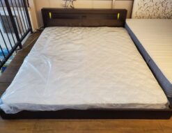 クイーンサイズベッド　クイーンベッド　Qサイズ　ベッド　ローベッド　ロータイプ　フロアベッド　宮付き　棚付き　コンセント付き　照明付　ライト付き　新品マットレス　未使用マットレス　ボンネルコイルマットレス　落とし込み方式　木目模様　ウォールナット　ウォルナットカラー　ダークブラウン　モダン　片面仕様　リサイクルショップ　再良市場　天白　名東　昭和　千種　瑞穂　緑　日進　豊明　東郷　おススメ　オススメ お洒落　オシャレ　中古　美品