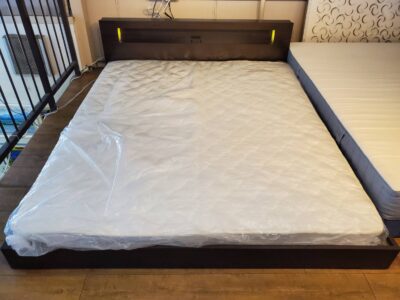 クイーンサイズベッド　クイーンベッド　Qサイズ　ベッド　ローベッド　ロータイプ　フロアベッド　宮付き　棚付き　コンセント付き　照明付　ライト付き　新品マットレス　未使用マットレス　ボンネルコイルマットレス　落とし込み方式　木目模様　ウォールナット　ウォルナットカラー　ダークブラウン　モダン　片面仕様　リサイクルショップ　再良市場　天白　名東　昭和　千種　瑞穂　緑　日進　豊明　東郷　おススメ　オススメ お洒落　オシャレ　中古　美品