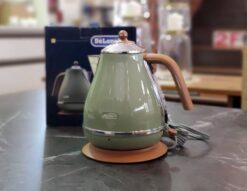 未使用品　未使用　De'Longhi　デロンギ　電気ケトル　ケトル　icona　アイコナ　ヴィンテージコレクション　ヴィンテージ風　アンティーク調　レトロ　レトロモダン　オリーブグリーン　1.0Lケトル　くすみグリーン　グリーン系　異ダストリアル　イタリアンデザイン　リサイクルショップ　再良市場　天白　名東　昭和　千種　瑞穂　緑　日進　豊明　東郷　おススメ　オススメ お洒落　オシャレ　美品