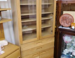 unico　ウニコ　HUTTE　ヒュッテ　食器棚　キャビネット　キッチン収納　食器収納　ナチュラル　オーク材　無垢材　モダン　北欧　シンプルモダン　山小屋風　大容量　ソフトクローズ　カップボード　リサイクルショップ　再良市場　天白　名東　昭和　千種　瑞穂　緑　日進　豊明　東郷　おススメ　オススメ お洒落　オシャレ　中古