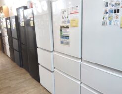 ヤマダオリジナル REFAGE 2025年製 YRZ-F32MW ホワイト 319L 右開き 静音 3ドア 冷蔵庫