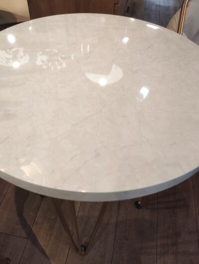 ミニマリスト エレガント ラウンドテーブル 直径60㎝ 大理石調 ホワイト ゴールド フラフィーチェア カフェテーブル3点セット 2