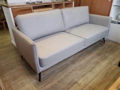 CHERRY　チェリー　桜屋工業　HOMEDAY　ホームデイ　3シーター　3人掛け　3人用　ソファ　3シーターソファ　グレー　ライトグレー　スウェード調　スウェード風　ブラック脚　アイアン脚　シンプル　モダン　スタイリッシュ　LS-408-F　コンパクト　リサイクルショップ　再良市場　天白　名東　昭和　千種　瑞穂　緑　日進　豊明　東郷　おススメ　オススメ お洒落　オシャレ　中古　美品 