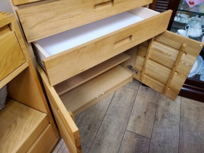 unico　ウニコ　HUTTE　ヒュッテ　食器棚　キャビネット　キッチン収納　食器収納　ナチュラル　オーク材　無垢材　モダン　北欧　シンプルモダン　山小屋風　大容量　ソフトクローズ　カップボード　
リサイクル　最良市場　天白区　名東区　昭和区　千種区　瑞穂区　緑区　日進市　豊明市　東郷町　買取　出張買取　高価買取　販売　お値打ち　特価　1点物　1点モノ　早い者勝ち　おすすめ　おしゃれ　中古品