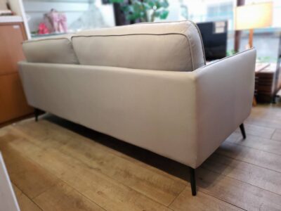 CHERRY　チェリー　桜屋工業　HOMEDAY　ホームデイ　3シーター　3人掛け　3人用　ソファ　3シーターソファ　グレー　ライトグレー　スウェード調　スウェード風　ブラック脚　アイアン脚　シンプル　モダン　スタイリッシュ　LS-408-F　コンパクト　リサイクル　最良市場　天白区　名東区　昭和区　千種区　瑞穂区　緑区　日進市　豊明市　東郷町　買取　出張買取　高価買取　販売　お値打ち　特価　1点物　1点モノ　早い者勝ち　おすすめ　おしゃれ　中古品　中古美品　キレイ