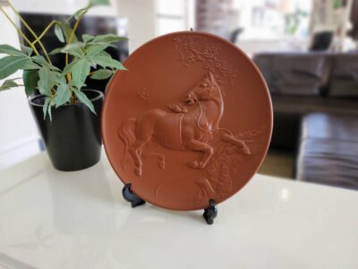 2026年　干支　午　馬　跳ね馬　縁起物　カップ＆ソーサー　飾り皿　プレート　インテリア　オブジェ　食器　馬柄　馬のモチーフ　前進　飛躍　出世　商売繁盛　家運隆盛　リサイクル　最良市場　天白区　名東区　昭和区　千種区　瑞穂区　緑区　日進市　豊明市　東郷町　買取　出張買取　高価買取　販売　お値打ち　特価　1点物　1点モノ　早い者勝ち　おすすめ　おしゃれ　中古品　中古美品　キレイ