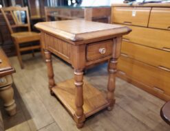 イギリスアンティーク調　ヴィンテージ　ビンテージ　サイドテーブル　ないとテーブル　ミニテーブル　おケー所なるテーブル　エンドテーブル　アメリカンヴィンテージ　重厚　ろくろ脚　溝加工　飾り彫り　TEL台　電話代　花台　クラシカル　ブリティッシュ様式　リサイクルショップ　再良市場　天白　名東　昭和　千種　瑞穂　緑　日進　豊明　東郷　おススメ　オススメ お洒落　オシャレ　中古