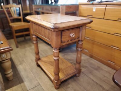 イギリスアンティーク調　ヴィンテージ　ビンテージ　サイドテーブル　ないとテーブル　ミニテーブル　おケー所なるテーブル　エンドテーブル　アメリカンヴィンテージ　重厚　ろくろ脚　溝加工　飾り彫り　TEL台　電話代　花台　クラシカル　ブリティッシュ様式　リサイクルショップ　再良市場　天白　名東　昭和　千種　瑞穂　緑　日進　豊明　東郷　おススメ　オススメ お洒落　オシャレ　中古