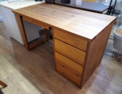HIDA　飛騨産業　飛騨家具　soffio　ソフィオ　枠脚　ボックス脚　レッドオーク　オーク　天然木　引き出し付き　袖机付き　デスク　机　学習机　PCデスク　作業台　作業机　ナチュラル　モダン　北欧　ヴィンテージ風　リサイクルショップ　再良市場　天白　名東　昭和　千種　瑞穂　緑　日進　豊明　東郷　おススメ　オススメ お洒落　オシャレ　中古