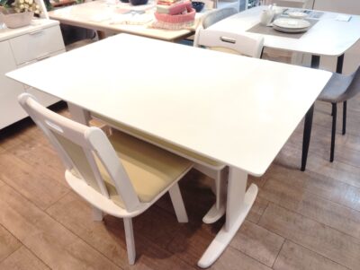 キッチンダイニング家具 ホワイト 収納付き ベンチ付き バタフライテーブル 回転チェア 鏡面天板 伸縮ダイニング4点セット 2