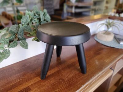 BergerStool　ベルジェスツール　スツール　ベルジェ　羊飼いの椅子　デザイン家具　デザイナーズ家具　チェア　サイドテーブル　ないとテーブル　花台　ステップ　踏み台　ステップスツール　オットマン　コンパクト　丸井　ブラック塗装　木製　リプロダクト品　飾り台　ディスプレイ棚　アートインテリア　モダン　スタイリッシュ　小さな椅子　シャルロット・ぺリアン　リサイクルショップ　再良市場　天白　名東　昭和　千種　瑞穂　緑　日進　豊明　東郷　おススメ　オススメ お洒落　オシャレ　中古　美品