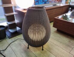 モデルルーム展示品　TAKASHO　タカショー　ラタンスタンドライト　スタンドライト　　照明　ガーデンライト　リゾート風　アジアン　モダン　ナチュラル　カフェ風　子民家風　風呂洗いと　フロアランプ　間接照明　デッキライト　人口ラタン　ダークブラウン　屋内　屋外　ラタン　リサイクルショップ　再良市場　天白　名東　昭和　千種　瑞穂　緑　日進　豊明　東郷　おススメ　オススメ お洒落　オシャレ　中古　美品