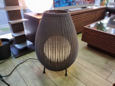 モデルルーム展示品 TAKASHO タカショー ラタンスタンドライト スタンドライト 照明 ガーデンライト リゾート風 アジアン モダン ナチュラル カフェ風 子民家風 風呂洗いと フロアランプ 間接照明 デッキライト 人口ラタン ダークブラウン 屋内 屋外 ラタン リサイクルショップ 再良市場 天白 名東 昭和 千種 瑞穂 緑 日進 豊明 東郷 おススメ オススメ お洒落 オシャレ 中古 美品