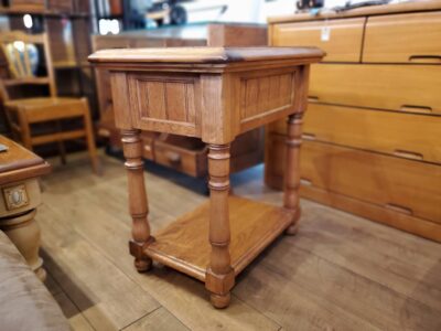 イギリスアンティーク調　ヴィンテージ　ビンテージ　サイドテーブル　ないとテーブル　ミニテーブル　おケー所なるテーブル　エンドテーブル　アメリカンヴィンテージ　重厚　ろくろ脚　溝加工　飾り彫り　TEL台　電話代　花台　クラシカル　ブリティッシュ様式　リサイクル　最良市場　天白区　名東区　昭和区　千種区　瑞穂区　緑区　日進市　豊明市　東郷町　買取　出張買取　高価買取　販売　お値打ち　特価　1点物　1点モノ　早い者勝ち　おすすめ　おしゃれ　中古品