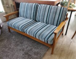 WTW　ダブルティー　TISMO　ティズモ　ウォールナット　うぉるなと　カバーリング　2.5シーター　2シーター　ワイド2シーター　ソファ　2人掛け　2.5人掛けソファ　ファブリック　木製フレーム　ストライプ　廃盤カラー　廃盤　サーフスタイル　ストライプ柄　ブルー系　モダン　男前　メンズライク　リゾート　アンティークスタイル　リサイクルショップ　再良市場　天白　名東　昭和　千種　瑞穂　緑　日進　豊明　東郷　おススメ　オススメ お洒落　オシャレ　中古　美品