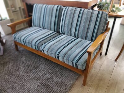 WTW ダブルティー TISMO ティズモ ウォールナット うぉるなと カバーリング 2.5シーター 2シーター ワイド2シーター ソファ 2人掛け 2.5人掛けソファ ファブリック 木製フレーム ストライプ 廃盤カラー 廃盤 サーフスタイル ストライプ柄 ブルー系 モダン 男前 メンズライク リゾート アンティークスタイル リサイクルショップ 再良市場 天白 名東 昭和 千種 瑞穂 緑 日進 豊明 東郷 おススメ オススメ お洒落 オシャレ 中古 美品