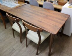 ベンチダイニング4点セット　4人掛け　4人用　ダイニングセット　ダイニング4点セット　食卓テーブルセット　食卓テーブル　食卓椅子　ベンチ　ダイニングチェア　ウォールナット　ウォルナットカラー　モダン　シンプル　カフェ風　シンプルデザイン　リサイクルショップ　再良市場　天白　名東　昭和　千種　瑞穂　緑　日進　豊明　東郷　おススメ　オススメ お洒落　オシャレ　中古