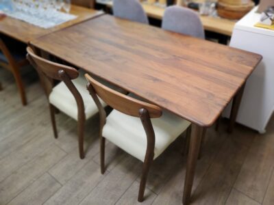 ベンチダイニング4点セット 4人掛け 4人用 ダイニングセット ダイニング4点セット 食卓テーブルセット 食卓テーブル 食卓椅子 ベンチ ダイニングチェア ウォールナット ウォルナットカラー モダン シンプル カフェ風 シンプルデザイン リサイクルショップ 再良市場 天白 名東 昭和 千種 瑞穂 緑 日進 豊明 東郷 おススメ オススメ お洒落 オシャレ 中古