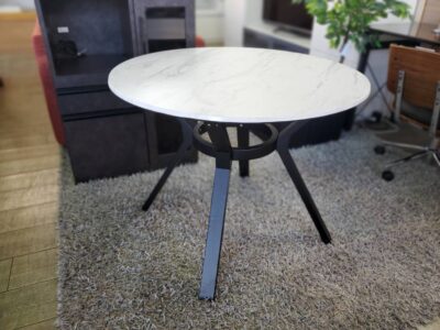 大川家具　ダイニングテーブル　カフェテーブル　ラウンドテーブル　丸テーブル　ブラック脚　REGLUS　レグルス　大理石調　大理石柄　メラミン天板　　メラミナイト　Melamine　耐水性　耐熱　耐衝撃　耐紫外線　耐摩耗　耐剥離性　石目柄　石目調　モダン　シンプル　リサイクルショップ　再良市場　天白　名東　昭和　千種　瑞穂　緑　日進　豊明　東郷　おススメ　オススメ お洒落　オシャレ　中古　美品