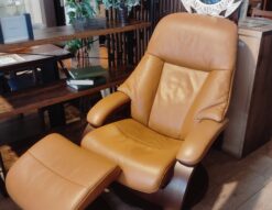 Simmons シモンズ Fjords フィヨルド Cベース ダークチェリー ブラウン系 オットマン付き パーソナルチェア