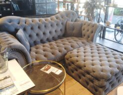 リビング家具 英国デザイン ファブリック ゴージャス グレー チェスターフィールド風ソファー 2.5シーターソファ 2