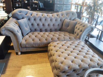 リビング家具 英国デザイン ファブリック ゴージャス グレー チェスターフィールド風ソファー 2.5シーターソファ 3