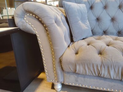 リビング家具 英国デザイン ファブリック ゴージャス グレー チェスターフィールド風ソファー 2.5シーターソファ 5