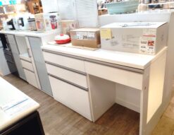 キッチン家具 キッチン収納 幅140㎝ ダストボックススペース ホワイト 鏡面仕上げ 作業台 キッチンカウンター