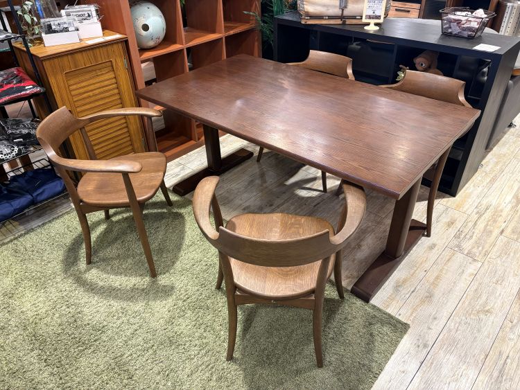 飛騨産業　ダイニングセット　ブラウン　キツツキマーク　売場展開中！！！ 中古品】HIDA 飛騨産業 キツツキ キツツキマーク 森のことば 半円形