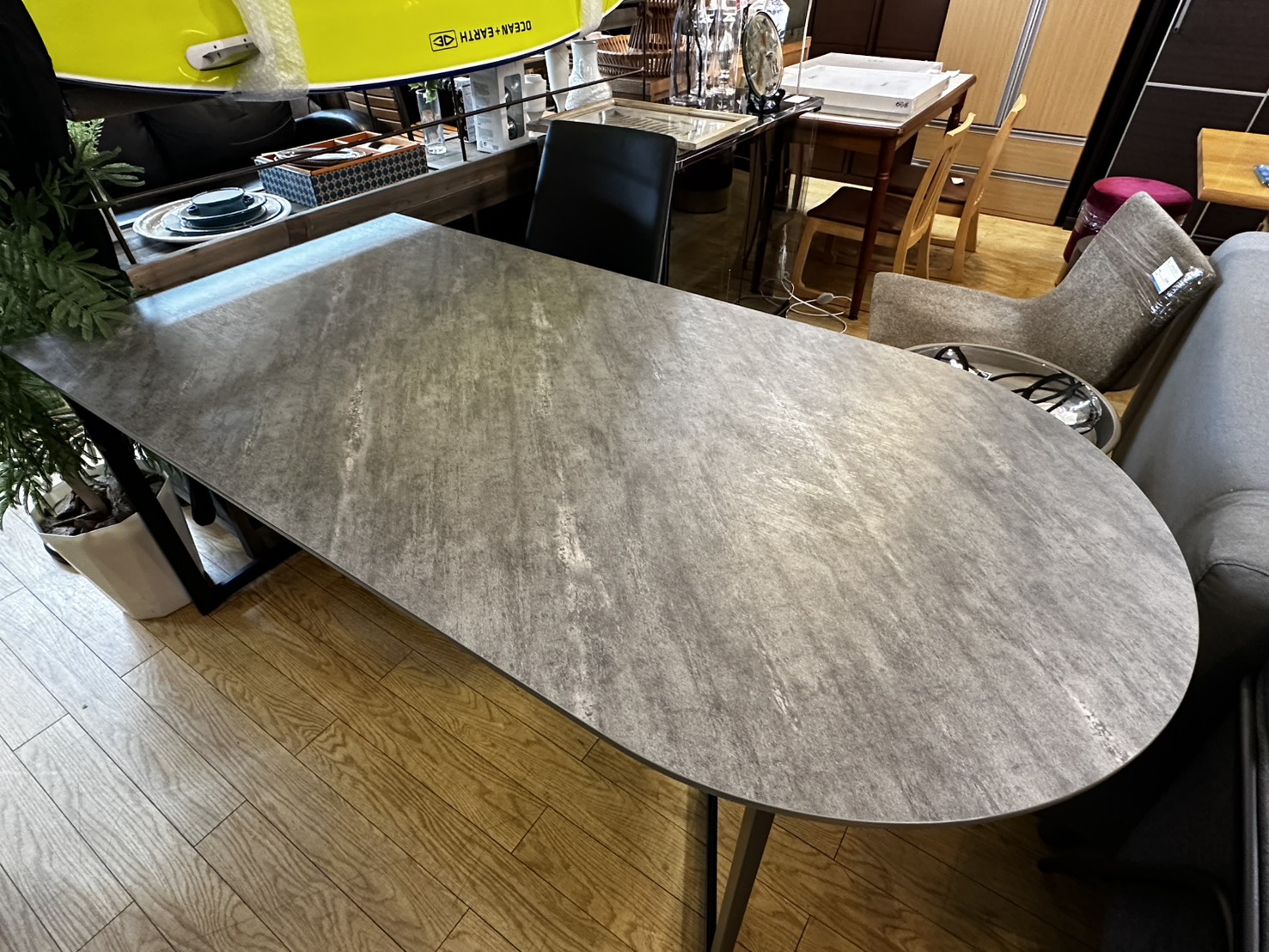 モデルルーム品】桜屋工業 ダイニングテーブル(ストーン柄) 買取しま