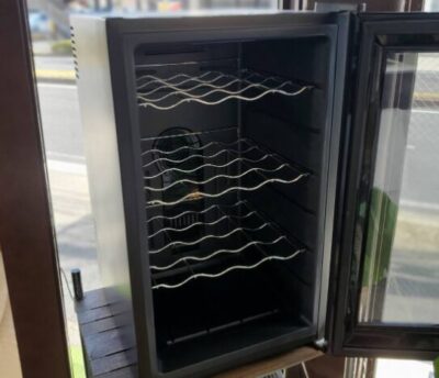 SIS　エスアイエス　ワインセラー　ワイン保管庫　一時保管　ペルチェ方式　べるちぇ方式　ペルチェ式　28本収納可能　静音　BCW-70　振動少ない　入門編　初心者向き　軽量　お試しセラー　リサイクル　最良市場　天白区　名東区　昭和区　千種区　瑞穂区　緑区　日進市　豊明市　東郷町　買取　出張買取　高価買取　販売　お値打ち　特価　1点物　1点モノ　早い者勝ち　おすすめ　おしゃれ　中古品